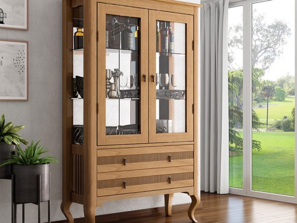 4 modelos de cristaleira de madeira maciça que você deveria ter em casa