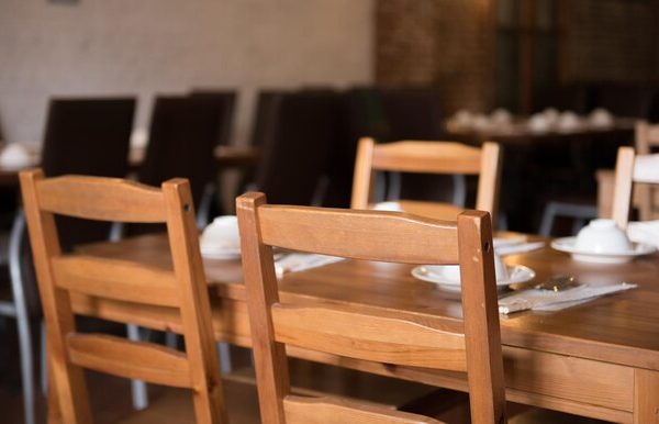 Elegância atemporal: como escolher cadeiras de madeira para a sala de jantar