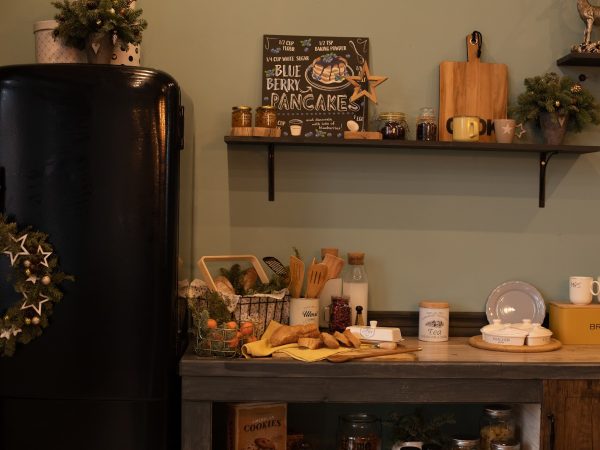 Crie um cantinho do café charmoso com móveis bistrô