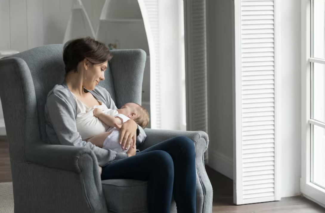 A importância da poltrona de amamentação no quarto do bebê