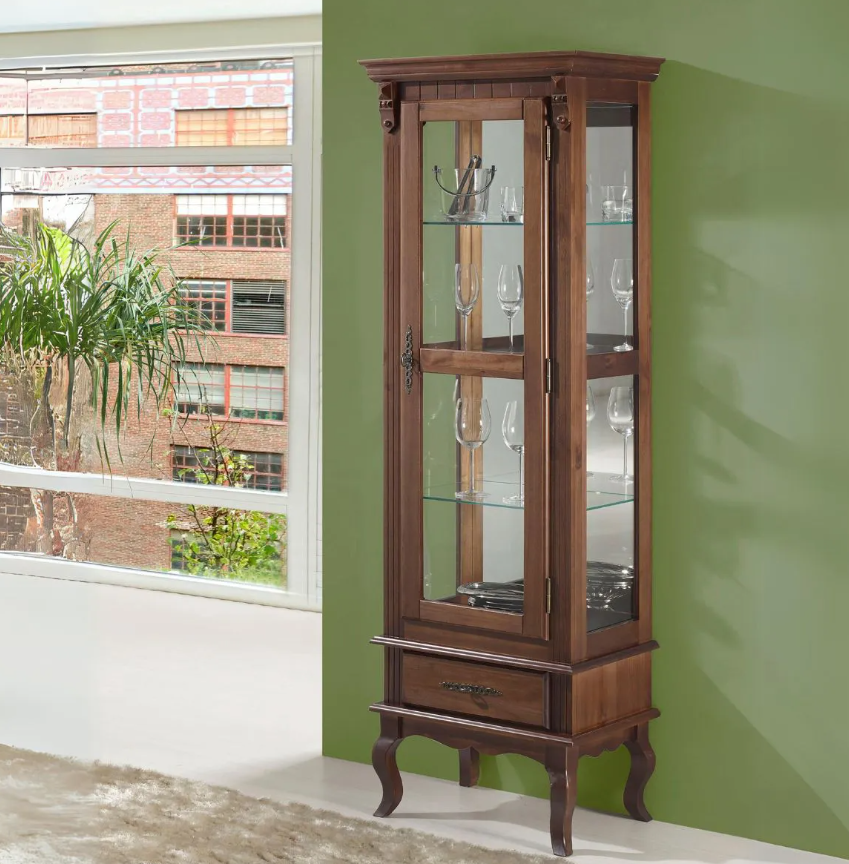 Investir em uma cristaleira de madeira maciça vale a pena para a sala de jantar?