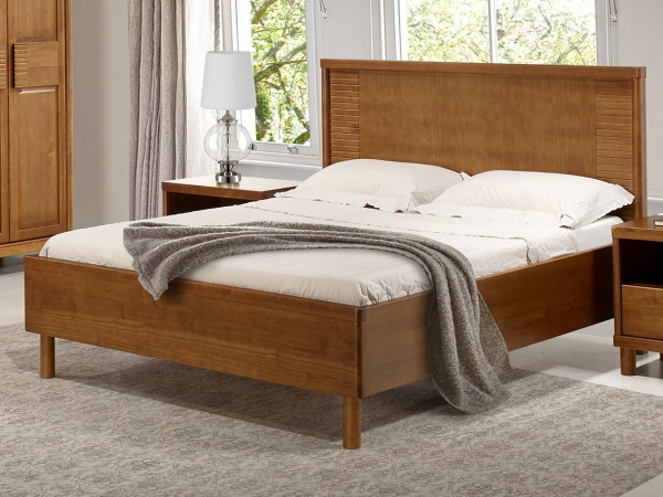Cama queen de madeira maciça vale a pena para quartos de tamanho médio?