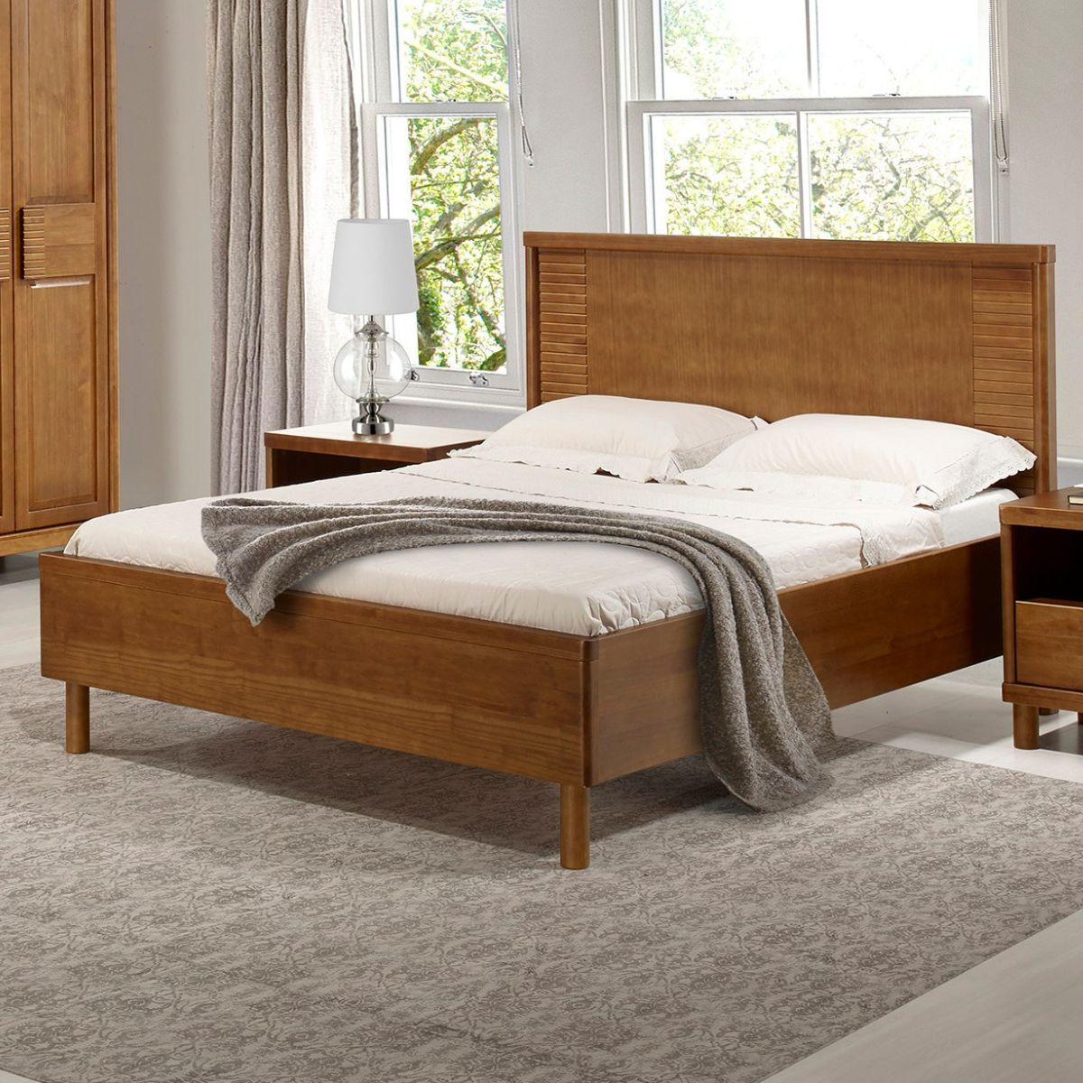 Cama queen de madeira maciça vale a pena para quartos de tamanho médio?